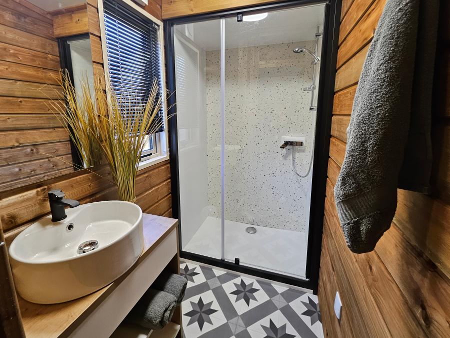 Mobilhome 6 personnes - Premium 56 m² (3 chambres) dont terrasse semi-couverte fermée + Clim + TV + LV + Plancha 6