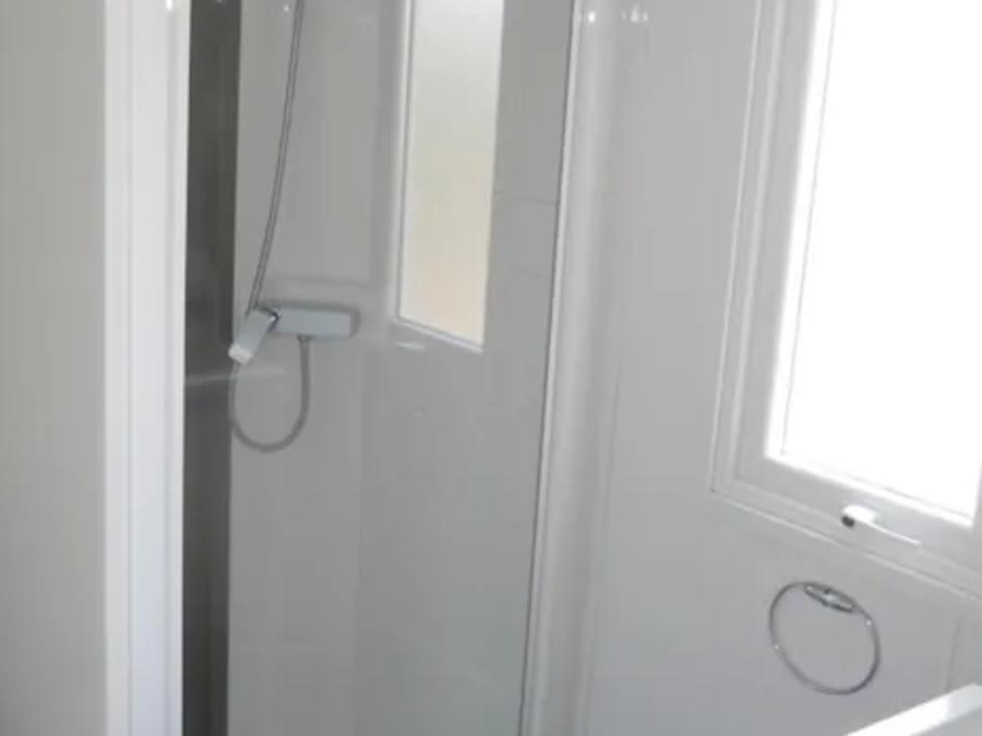 Mobilhome 2 personnes - Confort 18m² (1 chambre) + terrasse couverte 9m² + TV | 2 personnes 5