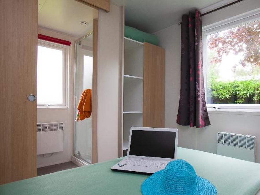 Mobilhome 6 personnes - CLASSIC 33-2-2 >10ans - maxi 4 adultes - TV, 2 chambres - 2 salles d'eau, environ 33m² 3