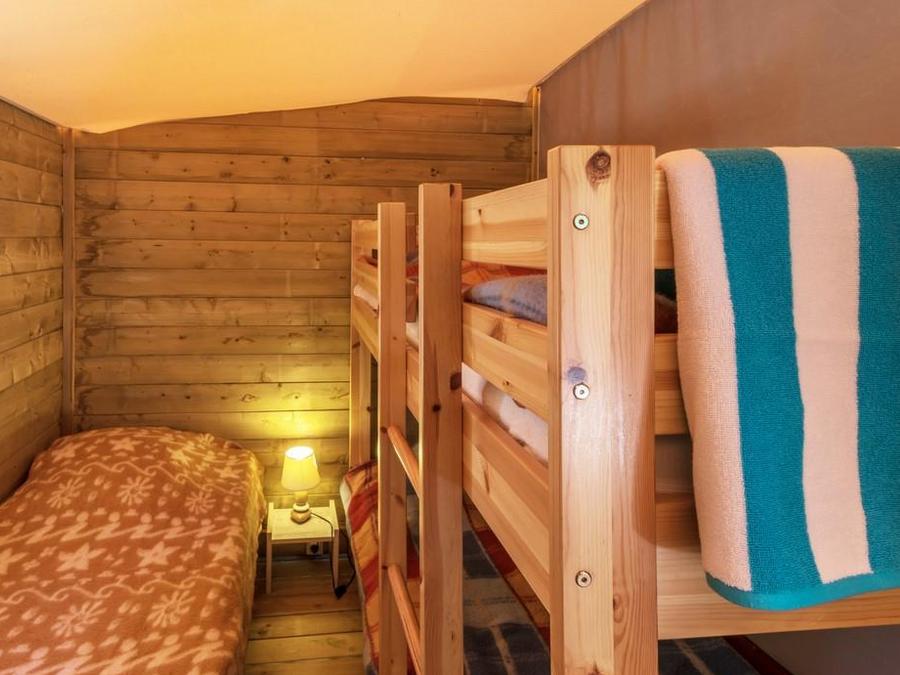 Insolite 5 personnes - INSOLITE 25-2 (Cabane sur pilotis Ecologe) >10ans ; maxi 4 adultes (Lits superposés) TV 8