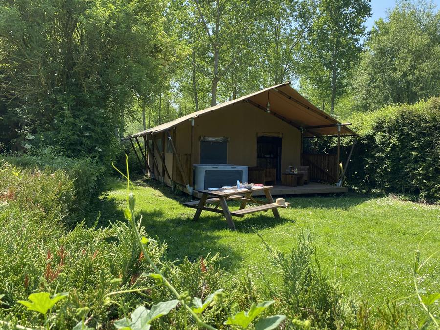 Tente en toile et en bois 2 personnes - 17-Tente safari Woody Deluxe 30m2 (2ch - 2/5 pers.) + Jaccuzzi + Lits faits + serviette + kit boisson - prix pour 2 personnes 0