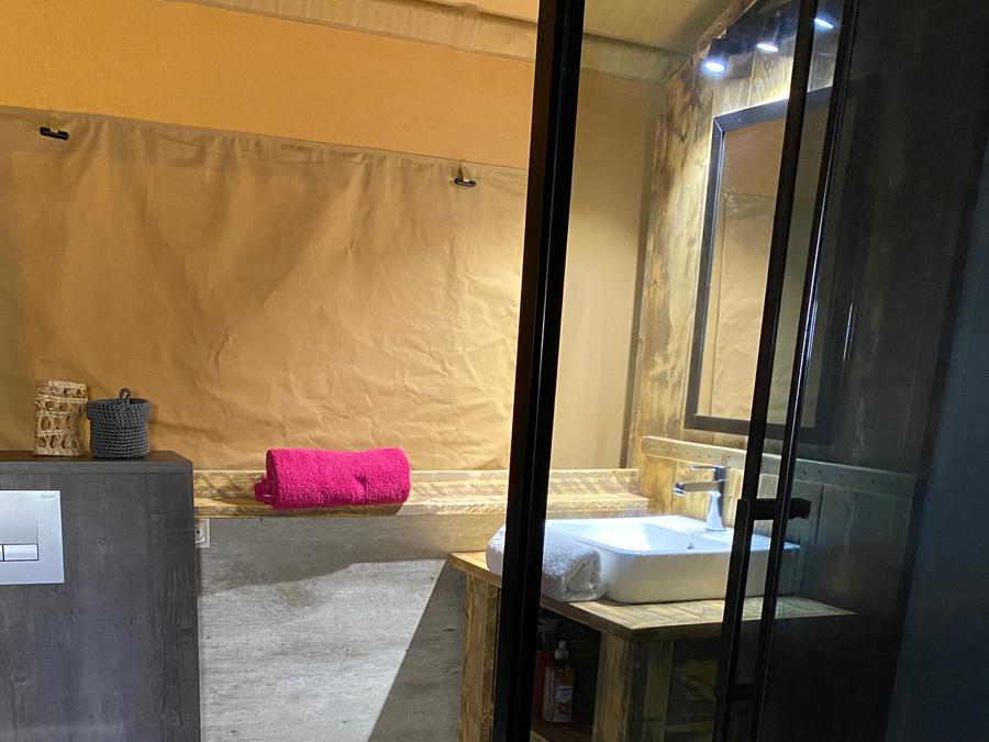 Tente en toile et en bois 2 personnes - 17-Tente safari Woody Deluxe 30m2 (2ch - 2/5 pers.) + Jaccuzzi + Lits faits + serviette + kit boisson - prix pour 2 personnes 5