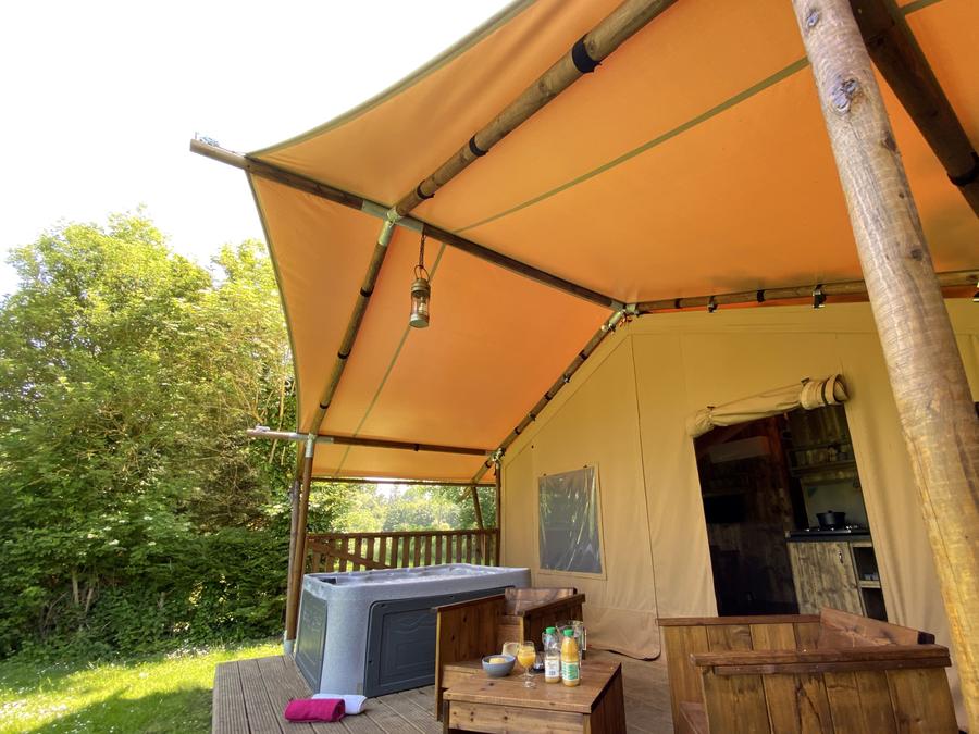Tente en toile et en bois 2 personnes - 17-Tente safari Woody Deluxe 30m2 (2ch - 2/5 pers.) + Jaccuzzi + Lits faits + serviette + kit boisson - prix pour 2 personnes 1
