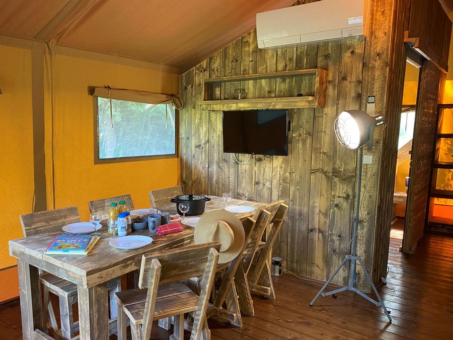 Tente en toile et en bois 2 personnes - 17-Tente safari Woody Deluxe 30m2 (2ch - 2/5 pers.) + Jaccuzzi + Lits faits + serviette + kit boisson - prix pour 2 personnes 3