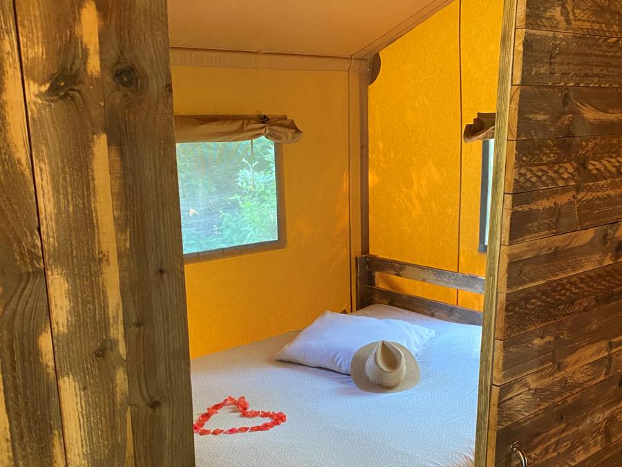 Tente en toile et en bois 2 personnes - 17-Tente safari Woody Deluxe 30m2 (2ch - 2/5 pers.) + Jaccuzzi + Lits faits + serviette + kit boisson - prix pour 2 personnes 7
