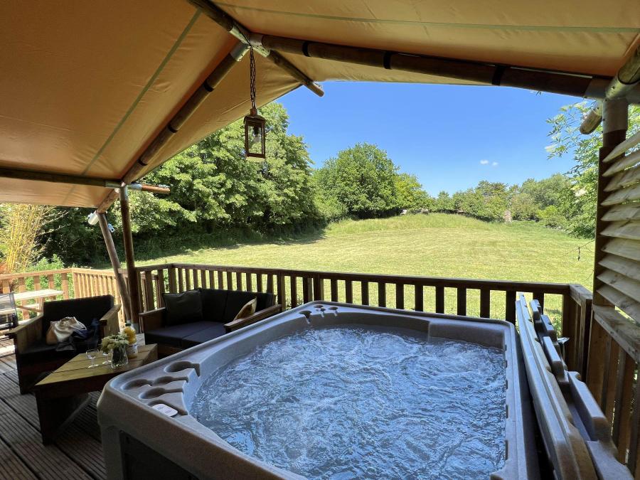 Tente en toile et en bois 2 personnes - 19-Tente safari XXL Deluxe pilotis 50m2 (3ch - 2/7 pers.) +Spa Air+Lits faits+serviettes+boissons - prix pour 2 personnes 1