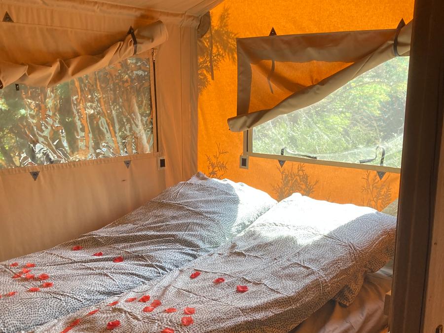 Tente en toile et en bois 2 personnes - 19-Tente safari XXL Deluxe pilotis 50m2 (3ch - 2/7 pers.) +Spa Air+Lits faits+serviettes+boissons - prix pour 2 personnes 8