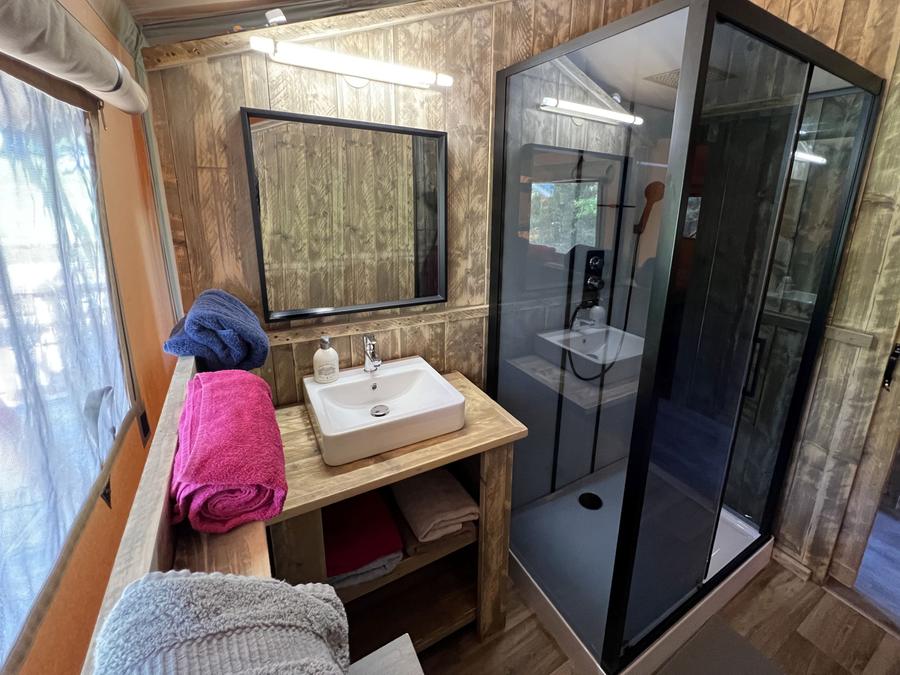 Tente en toile et en bois 2 personnes - 19-Tente safari XXL Deluxe pilotis 50m2 (3ch - 2/7 pers.) +Spa Air+Lits faits+serviettes+boissons - prix pour 2 personnes 4