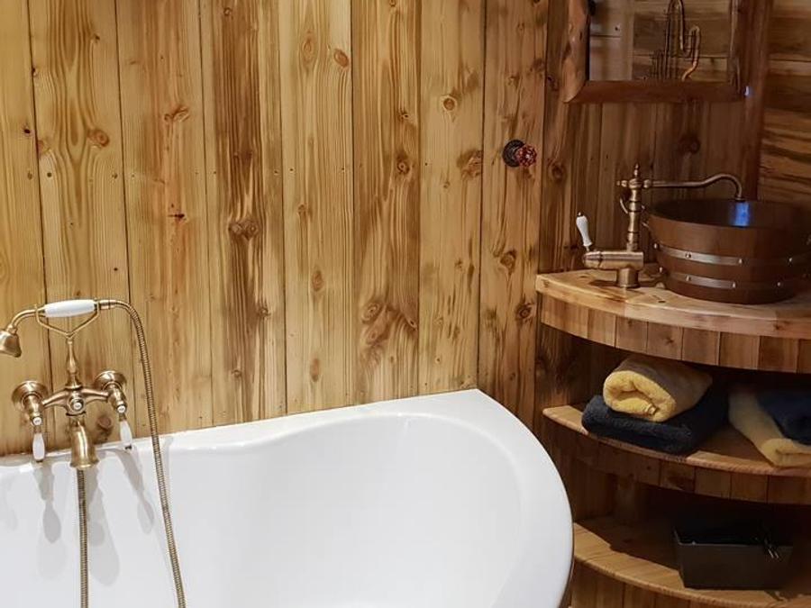 Hébergement 2 personnes - Cabane de L'orpailleur (poêle bois, baignoire, douche) 7