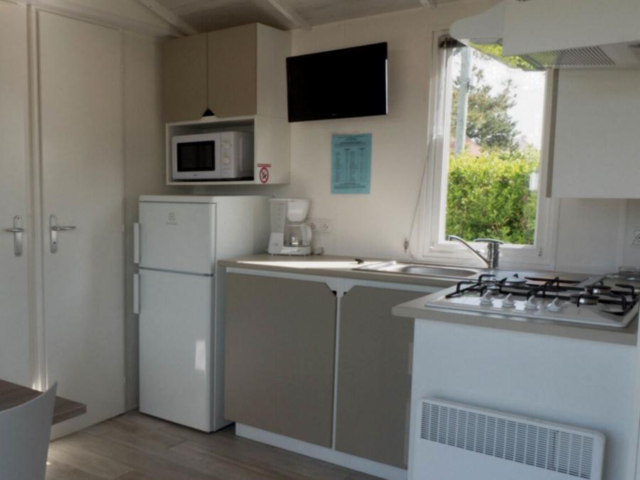 Mobilhome 4 personnes - MOBIL HOME CONFORT DIM plaque gaz refrigérateur vaisselle télévision 2