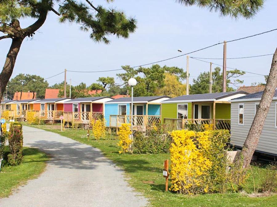 Mobilhome 4 personnes - MOBIL HOME CONFORT DIM plaque gaz refrigérateur vaisselle télévision 1