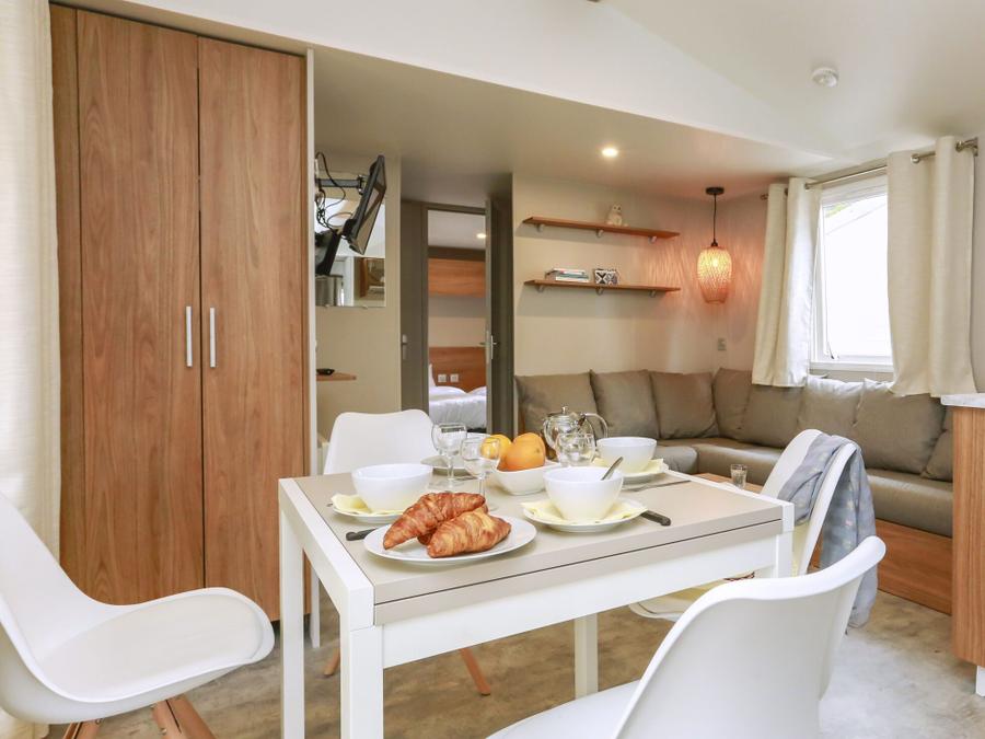 Mobilhome 4 personnes - Premium 40m² (2 chambres) - 2 salles de bain + Terrasse + TV 2