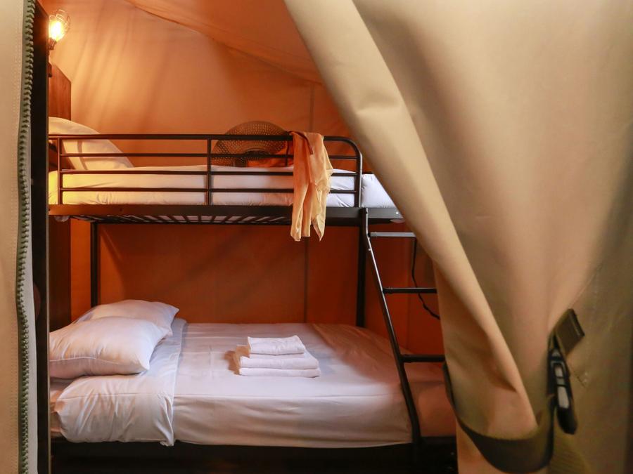 Tente en toile et en bois 5 personnes - Confort 34m² (2 chambres) - avec sanitaires 8