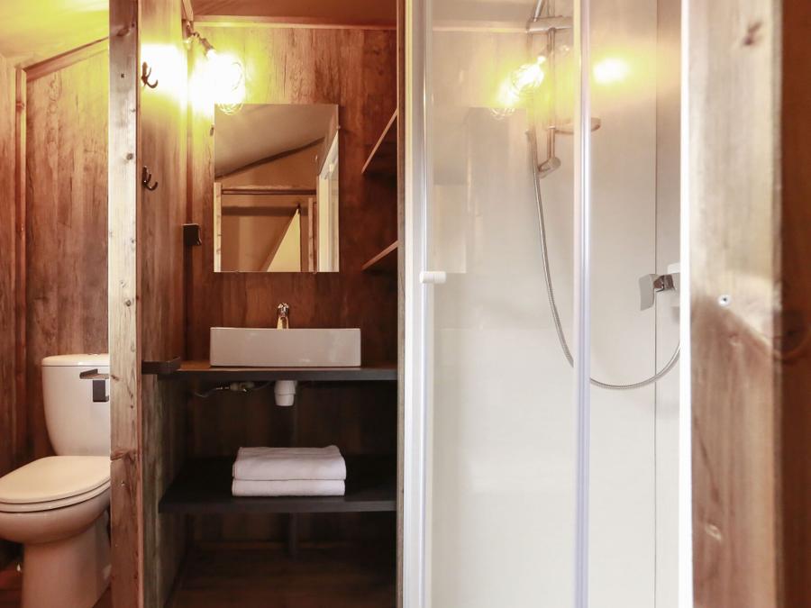 Tente en toile et en bois 5 personnes - Confort 34m² (2 chambres) - avec sanitaires 9