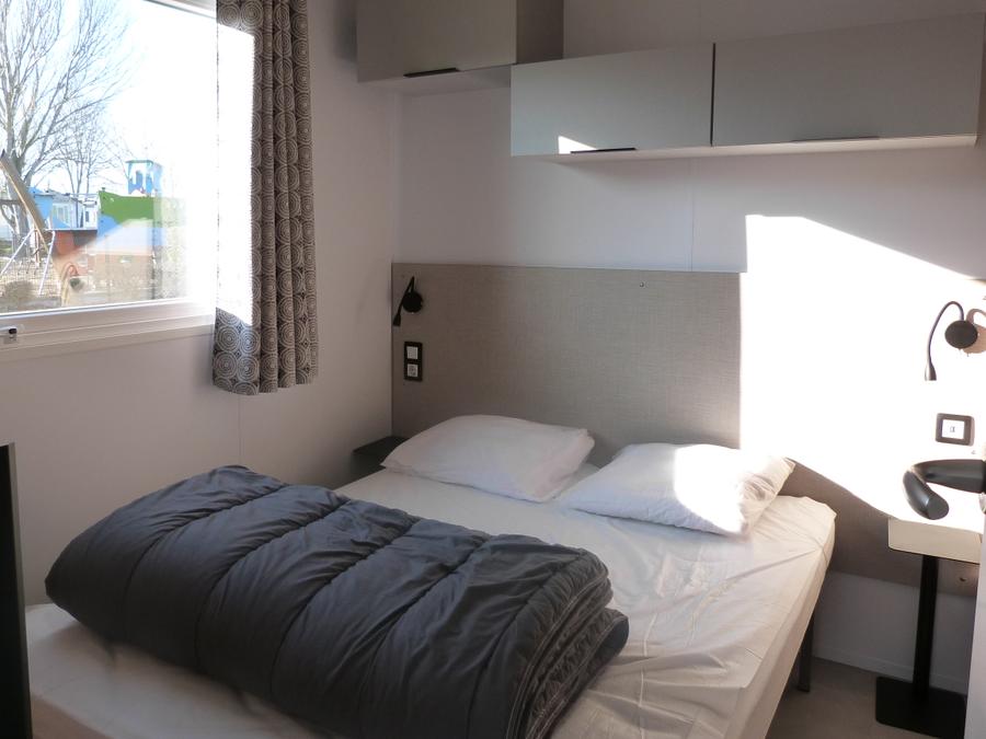 Mobilhome 4 personnes - Confort 2 chambres avec terrasse 8