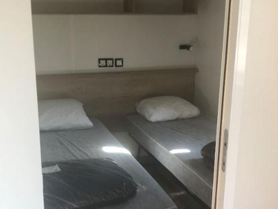 Mobilhome 4 personnes - Mobil-home Premium 29m² 2 chambres + terrasse 21m² + TV + LV + Clim + plancha 4 pers Mobil-home Premium 29m² 2 chambres + terrasse 21m² + TV + LV + Clim + plancha 4 pers 8