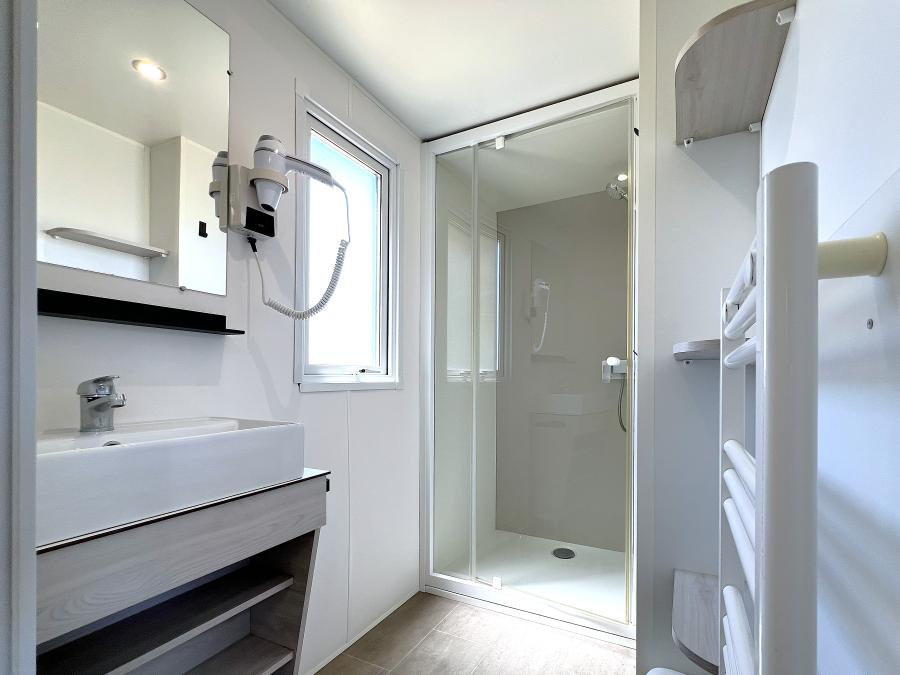 Mobilhome 4 personnes - Homeflower Premium 29 m² 2 chambres + terrasse 17m² + TV + LV + Clim + plancha 4 pers 14