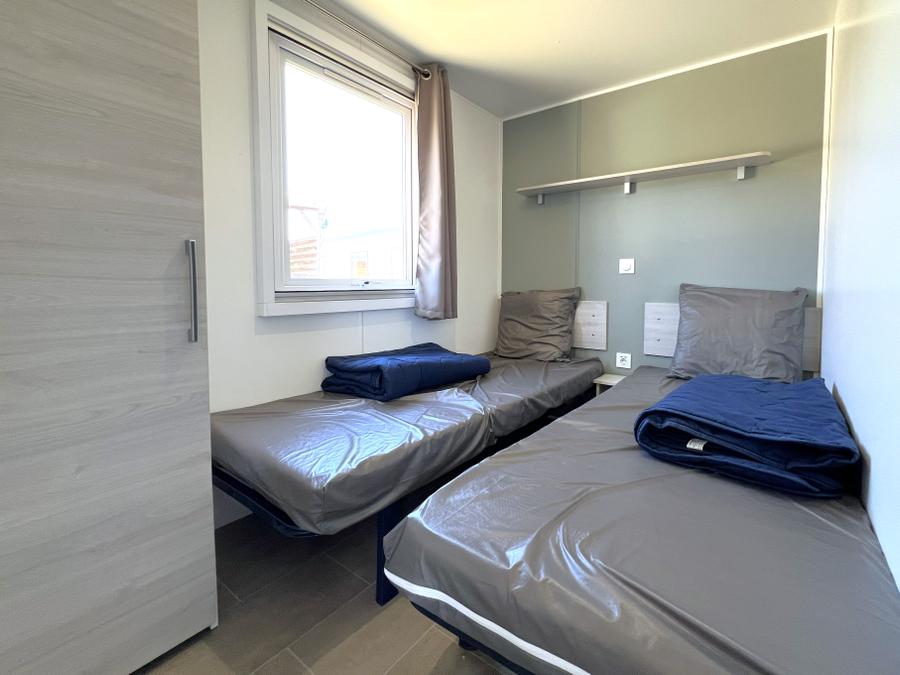 Mobilhome 4 personnes - Homeflower Premium 29 m² 2 chambres + terrasse 17m² + TV + LV + Clim + plancha 4 pers 13