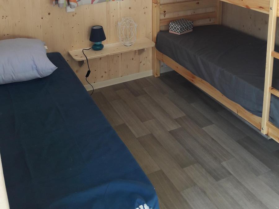 Tente en toile et en bois 5 personnes - Cahute des randonneurs 18m² - 2 chambres - sans sanitaire 5 pers 4