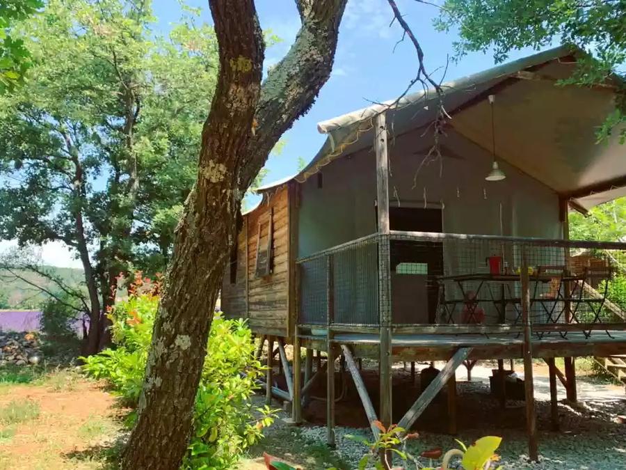 Tente en toile et en bois 4 personnes - Cabane Lodge sur Pilotis Confort 27m² - 2 chambres + terrasse couverte 0