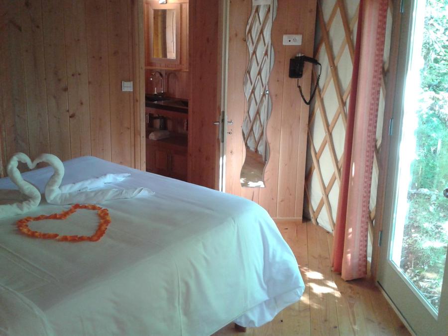 Hébergement 2 personnes - Yourte moderne 2 personnes inclus possible 4 personnes en supplément auprès du camping 6