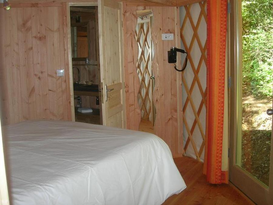 Hébergement 2 personnes - Yourte moderne 2 personnes inclus possible 4 personnes en supplément auprès du camping 11