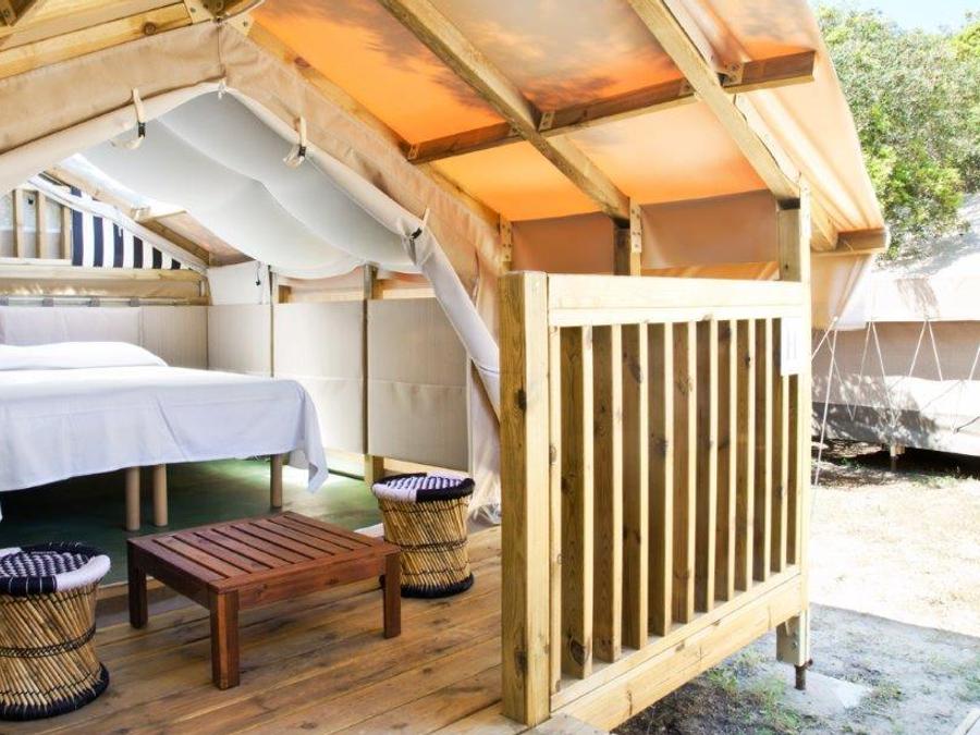 Tente en toile et en bois 2 personnes - MINI LODGE TENT (sans sanitaire) équipée d'un petit réfrigérateur 4