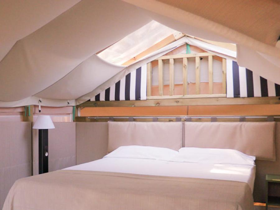Tente en toile et en bois 2 personnes - MINI LODGE TENT (sans sanitaire) équipée d'un petit réfrigérateur 2