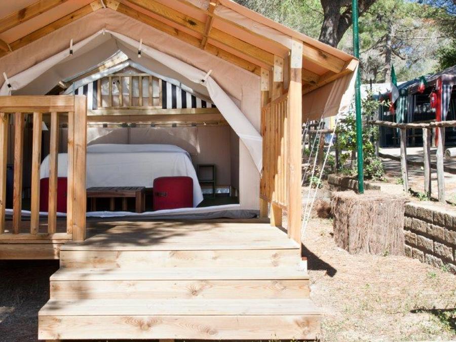 Tente en toile et en bois 2 personnes - MINI LODGE TENT (sans sanitaire) équipée d'un petit réfrigérateur 0