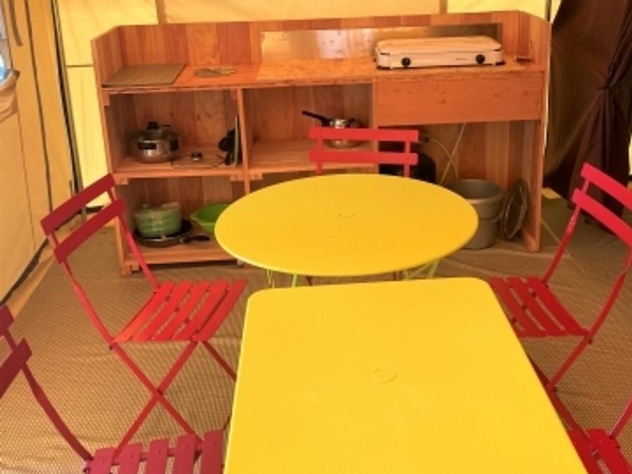 Tente en toile et en bois 5 personnes - Tente Pilotis 2 chambres. Arrivée 16h Départ 10h. Max 1