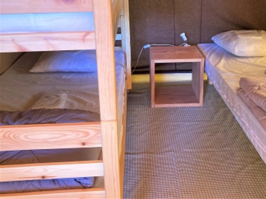 Tente en toile et en bois 5 personnes - Tente Pilotis 2 chambres. Arrivée 16h Départ 10h. Max 2