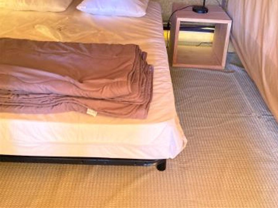 Tente en toile et en bois 5 personnes - Tente Pilotis 2 chambres. Arrivée 16h Départ 10h. Max 3