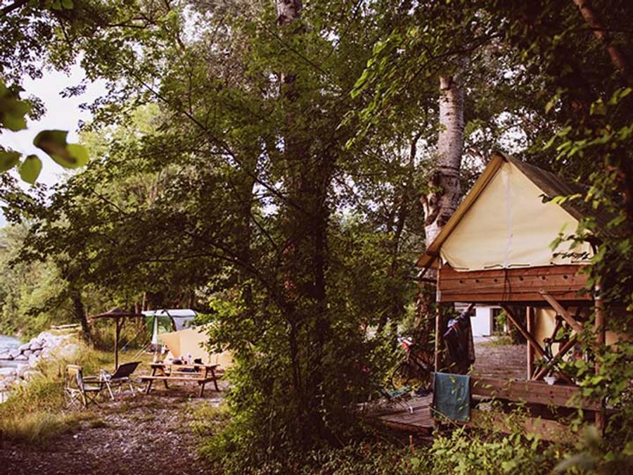 Hébergement 2 personnes - Cabane Bivouac sur pilotis sous les arbres 2