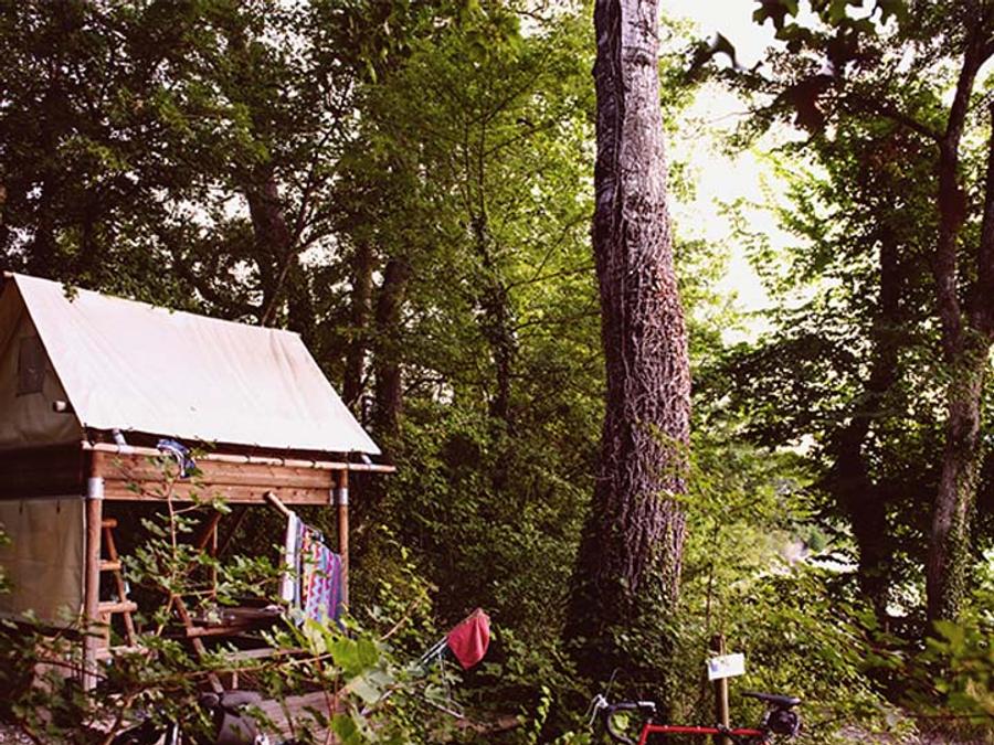 Hébergement 2 personnes - Cabane Bivouac sur pilotis sous les arbres 1