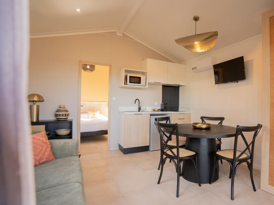 Lodge 4 personnes - Lodge Ethnique (sans spa) 1 chambre + canapé convertible séjour 2