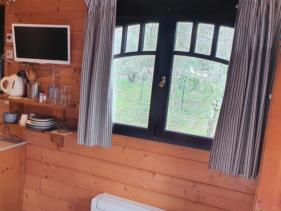 Lodge 2 personnes - Roulotte hôtelière climatisée avec petit déjeuner / Spa privatif en option 2