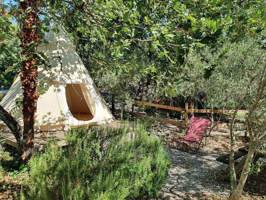 Tente 2 personnes - TIPI LODGE 6 m² pour 2 pers avec petit déjeuner et Jacuzzi privatif en accès illimité 6