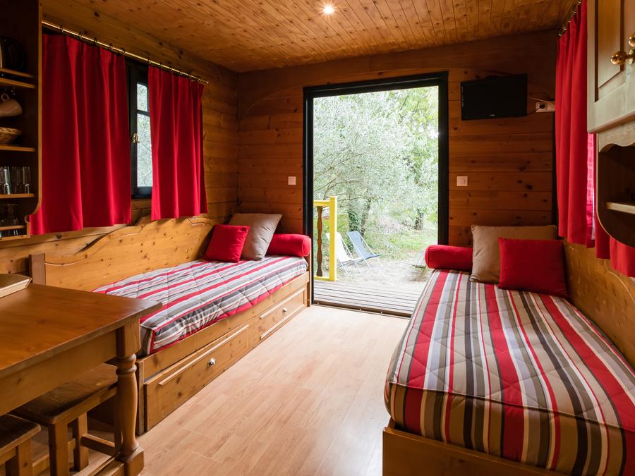 Lodge 2 personnes - Roulotte (Séjour Nuit d'Amour ) climatisée / Spa privatif et ambiance Romantique / 2 pers inclus 2