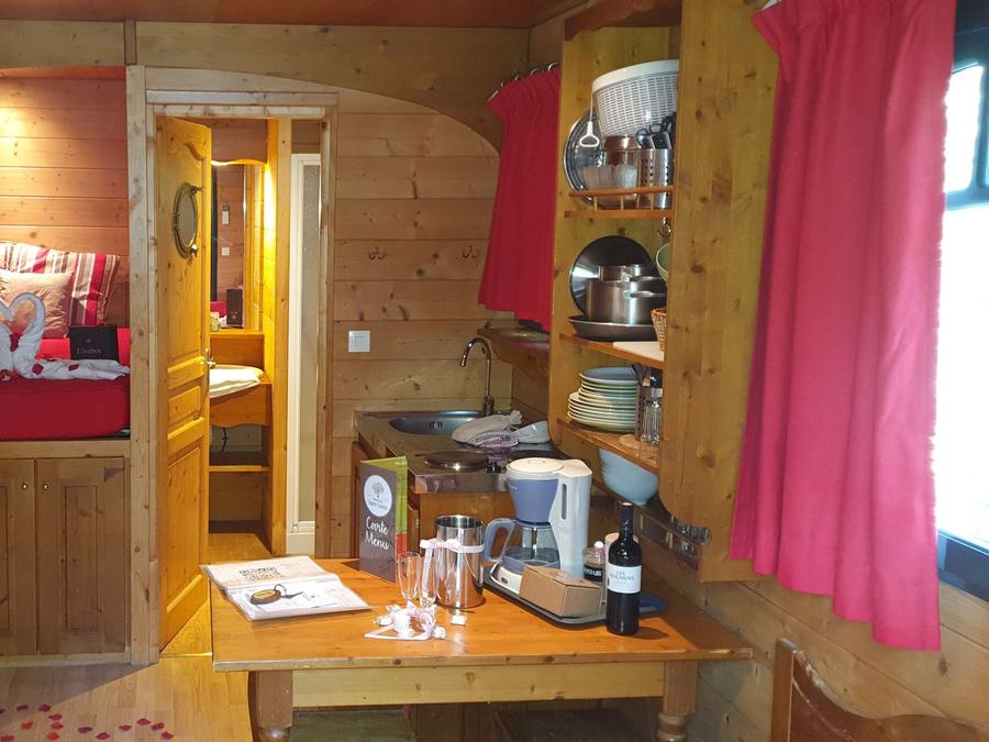 Lodge 2 personnes - Roulotte (Séjour Nuit d'Amour ) climatisée / Spa privatif et ambiance Romantique / 2 pers inclus 4