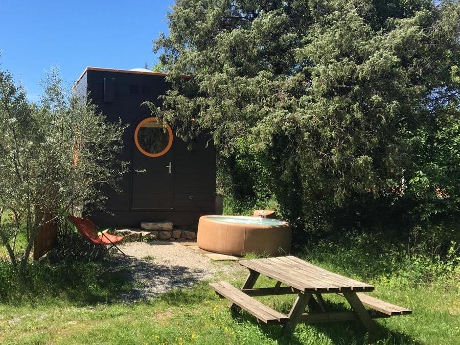 Hébergement 2 personnes - Carré d'étoiles climatise / avec petit déjeuner / 2 pers inclus / Spa privatif en option 10