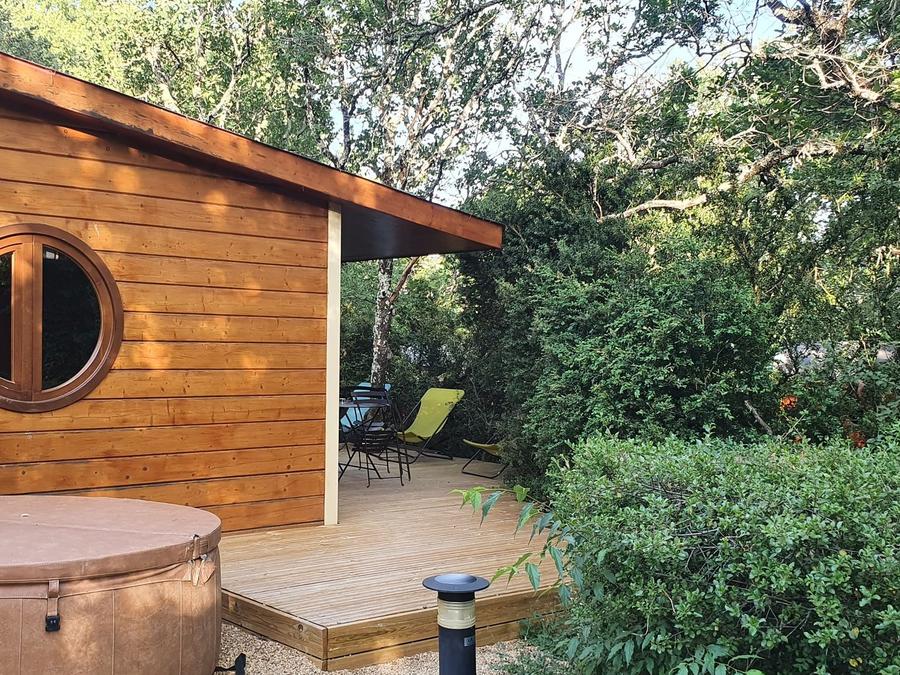 Chalet 5 personnes - Cabane de Sam climatisée ( petite maison de famille, spa privatif sur la terrasse ) / 5 pers inclus 5