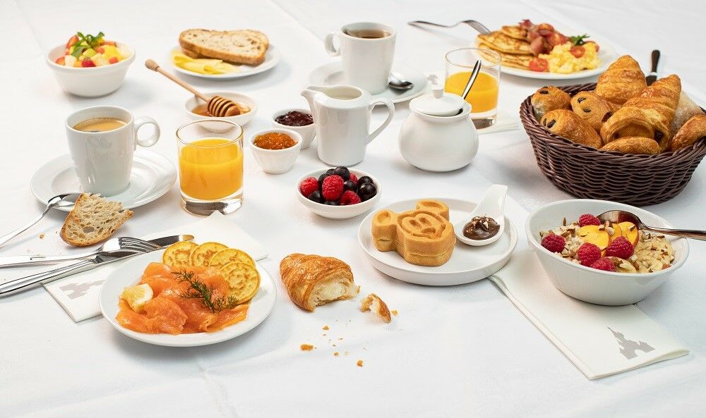 Photo d'exemple de petit-déjeuner avec croissant, café, thé