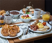 Photo d'exemple de petit-déjeuner avec croissant, café, thé