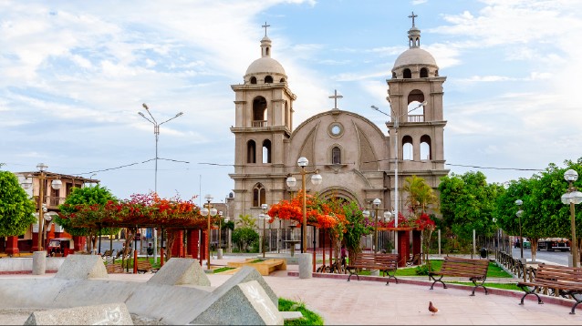 Jour 2: LIMA > PARACAS > ICA > NAZCA (480 km - environ 7h30)  0