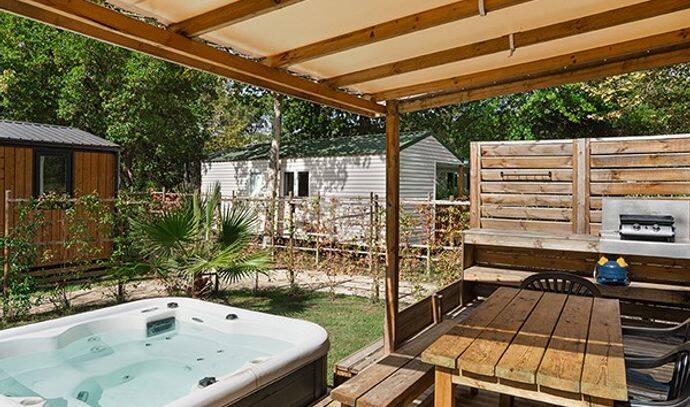 Mobil-home | Premium Exclusive | 2 Ch. | 4 pers. | Terrasse surélevée avec Jacuzzi | A/C | TV 2