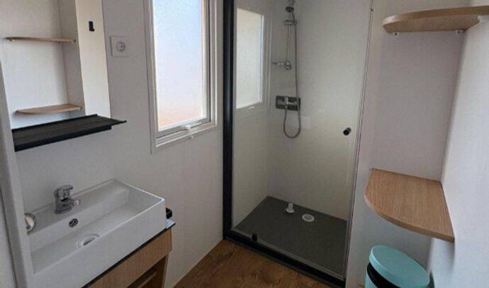 Mobil-home | Premium | 3 Ch. | 6 pers. | Terrasse surélevée | A/C | TV 6