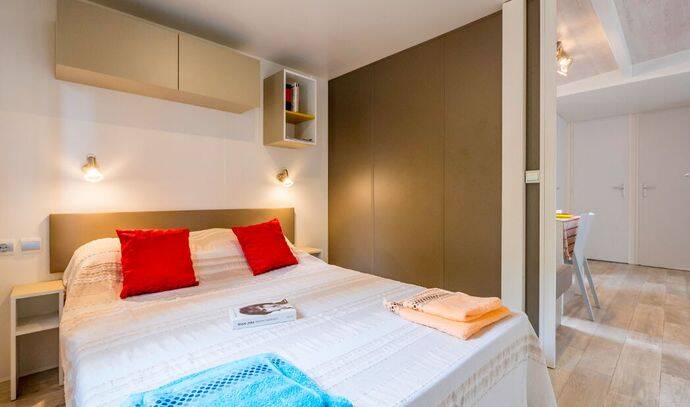 Mobil-home | Premium | 3 Ch. | 6/8 pers. | Terrasse surélevée | A/C | TV 2
