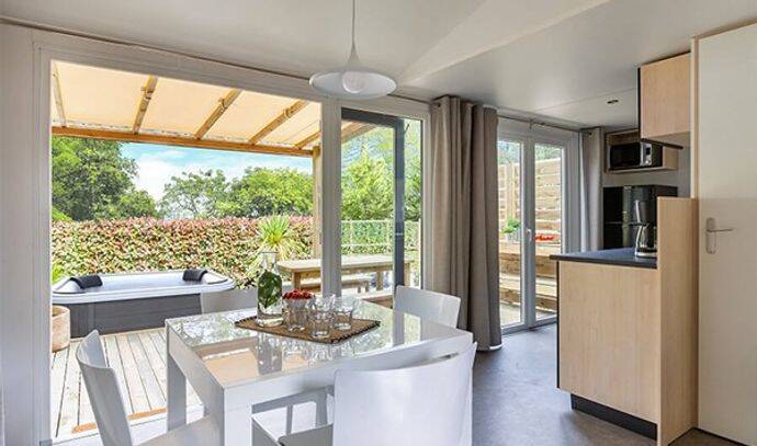 Mobil-home | Ultimate | 2 Ch. | 4 pers. | Terrasse surélevée avec Jacuzzi et douche tropicale | A/C | TV 3