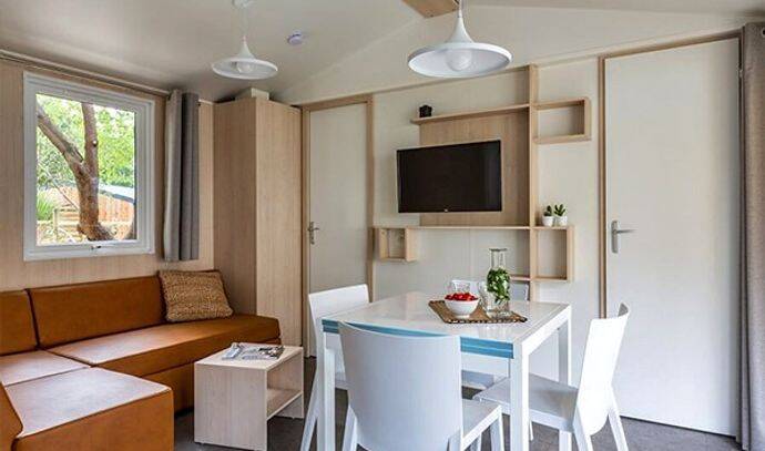 Mobil-home | Ultimate | 2 Ch. | 4 pers. | Terrasse surélevée avec Jacuzzi et douche tropicale | A/C | TV 5