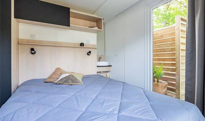 Mobil-home | Ultimate | 2 Ch. | 4 pers. | Terrasse surélevée avec Jacuzzi et douche tropicale | A/C | TV 6